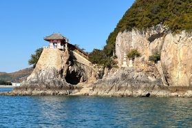 海から見える絶景「阿伏兎観音」クルーズ！　春を告げる鞆町並みひなまつり！