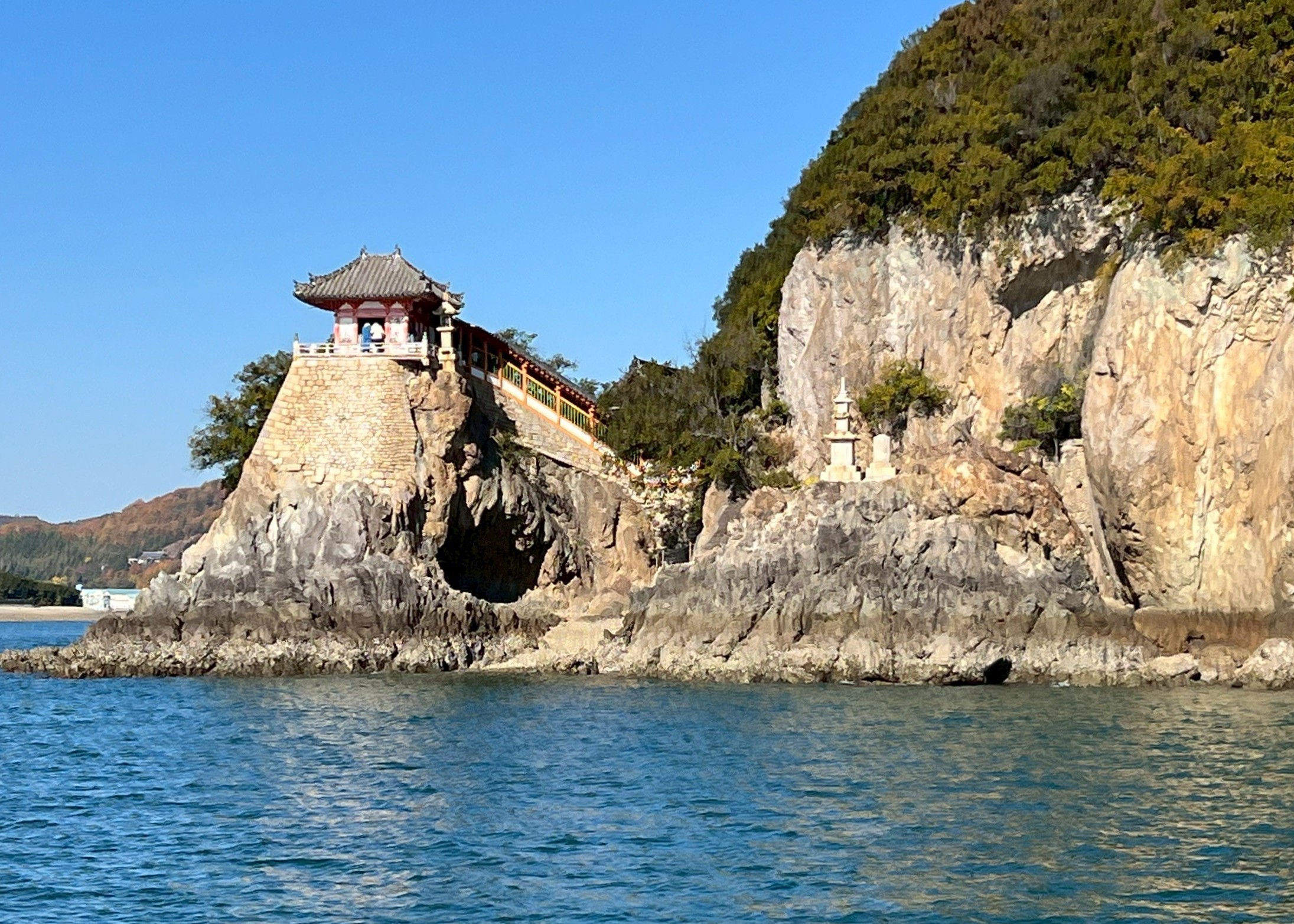 海から見える絶景「阿伏兎観音」クルーズ！　春を告げる鞆町並みひなまつり！