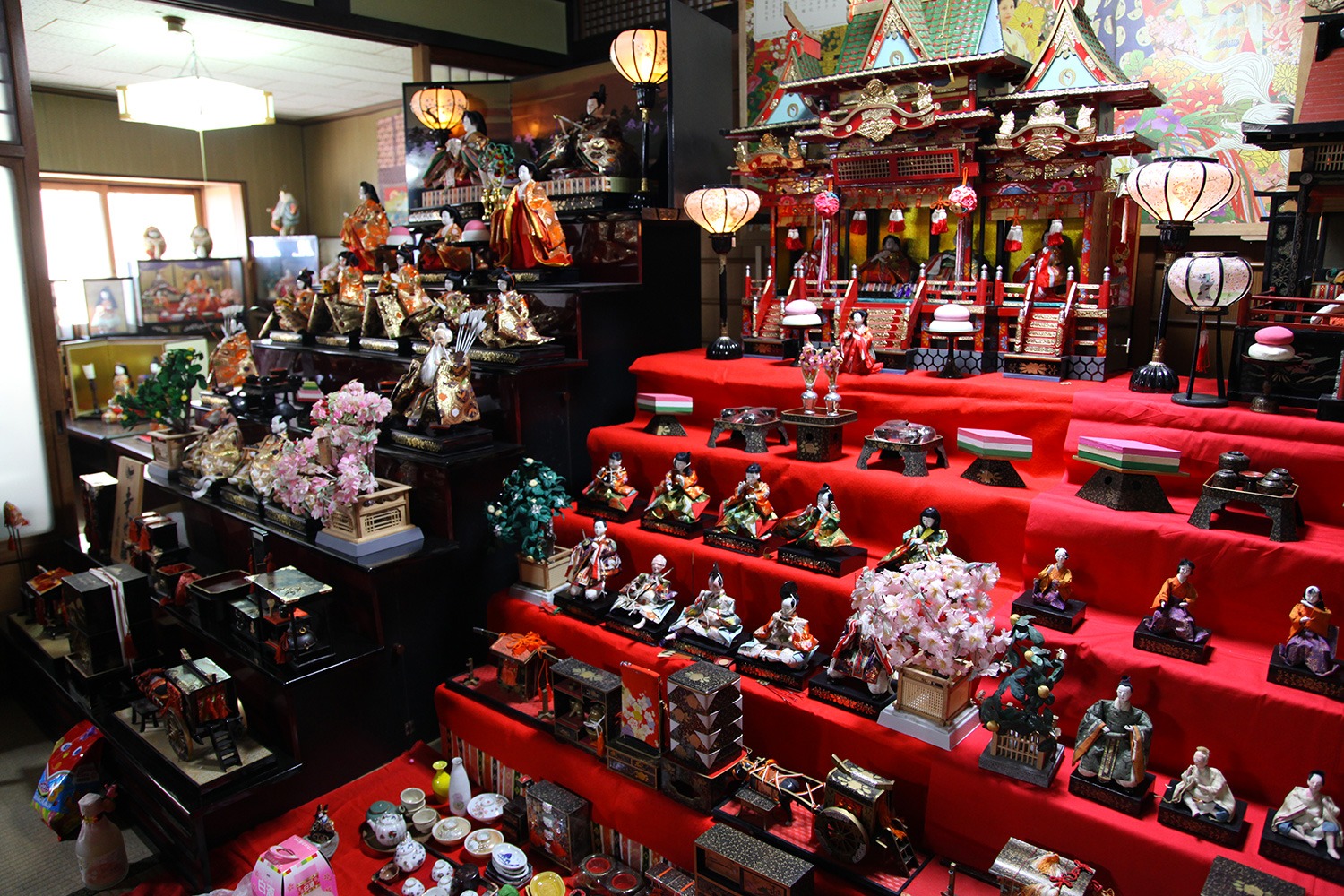 海から見える絶景「阿伏兎観音」クルーズ！　春を告げる鞆町並みひなまつり！